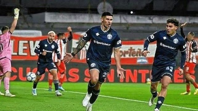 TRIUNFAZO DE VISITANTE: LA LEPRA SE IMPUSO A BARRACAS CENTRAL Y TREPA EN EL TORNEO CLAUSURA. MIRÁ EL GOLAZO
