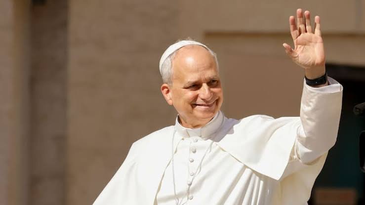 UN FERIADO PARA EL PAPA: BUSCANDO DEJAR ATRÁS LOS AGRAVIOS DEL PASADO, EL GOBIERNO PROPONE UN ASUETO NACIONAL PARA LEÓN XIV