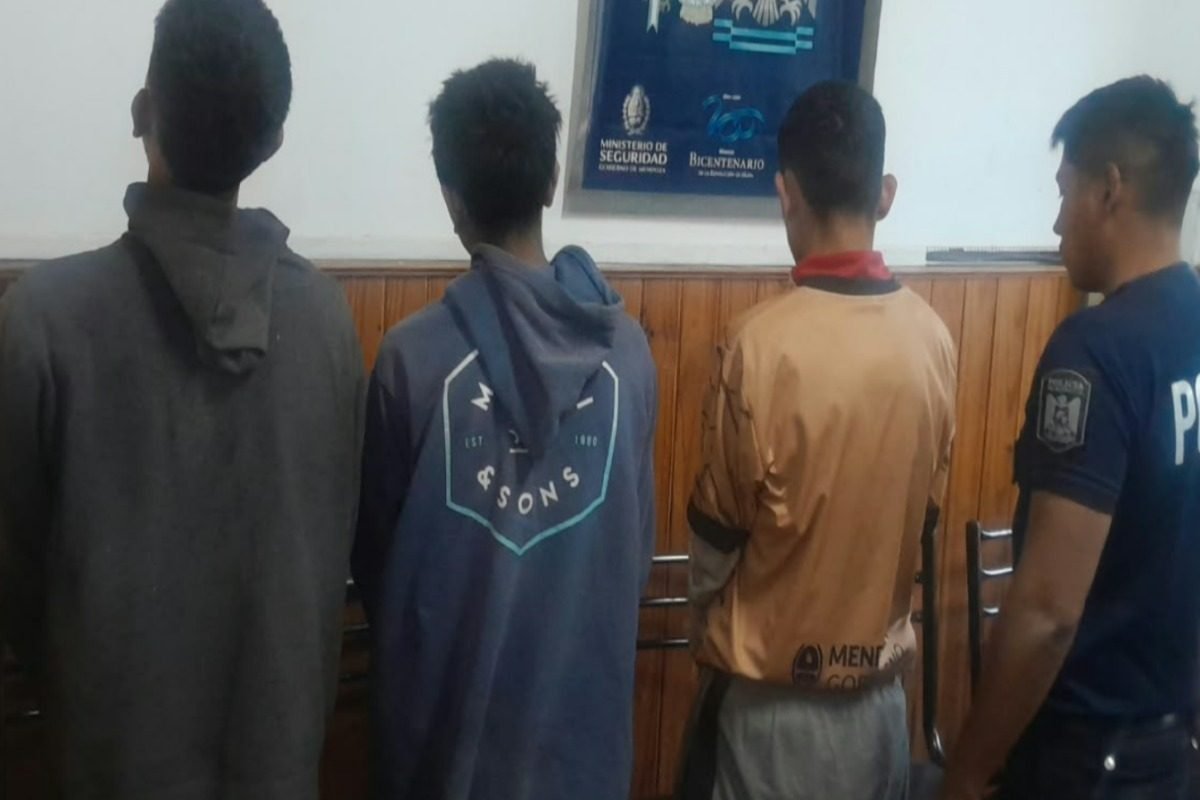 UN LLAMADO AL 911 TERMINÓ CON TRES APREHENDIDOS Y EL SECUESTRO DE ELEMENTOS EN MAIPÚ  El procedimiento se realizó en la zona de las calles Sadec y 25 de Mayo, luego de que una