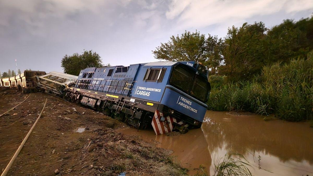 UN TREN DESCARRILÓ EN LAS HERAS Y SE DESPLEGÓ UN OPERATIVO POLICIAL EN EL LUGAR