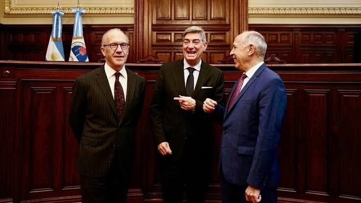 UNA CORTE INDECOROSA: DE UN FALLO PARA FAVORECER AL GOBIERNO A UNA CAUTELAR URGENTE PARA BLINDAR SUS DECRETAZOS