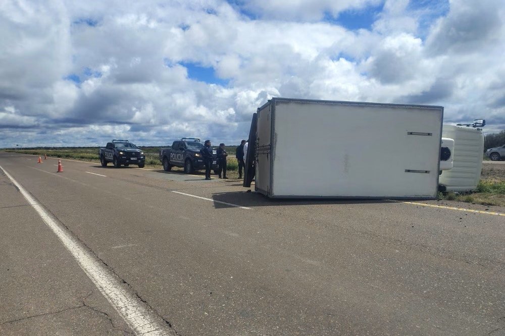 VOLCÓ UN CAMIÓN EN SANTA ROSA Y LOS EXEMPLEADOS DEL PEAJE DE LA PAZ VUELVEN A RECLAMAR POR LA SEGURIDAD EN LA RUTA 7