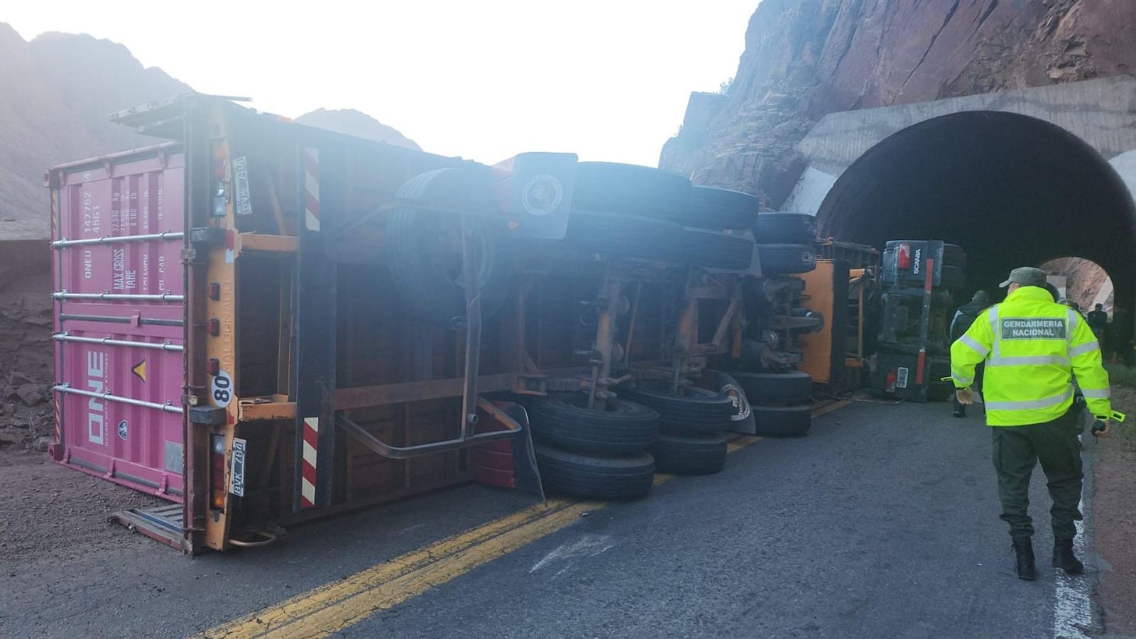VUELCO DE UN CAMIÓN EN ALTA MONTAÑA ACTIVÓ UN OPERATIVO EN LA RUTA 7: EL TRÁNSITO SIGUE HABILITADO