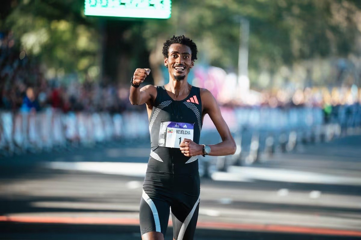 YOMIF KEJELCHA HIZO HISTORIA EN BUENOS AIRES Y ROMPIÓ EL RÉCORD MUNDIAL DE MEDIO MARATÓN
